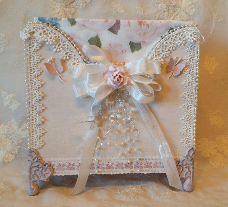 Vintage napkin holder with pearls and lace on wedding table
