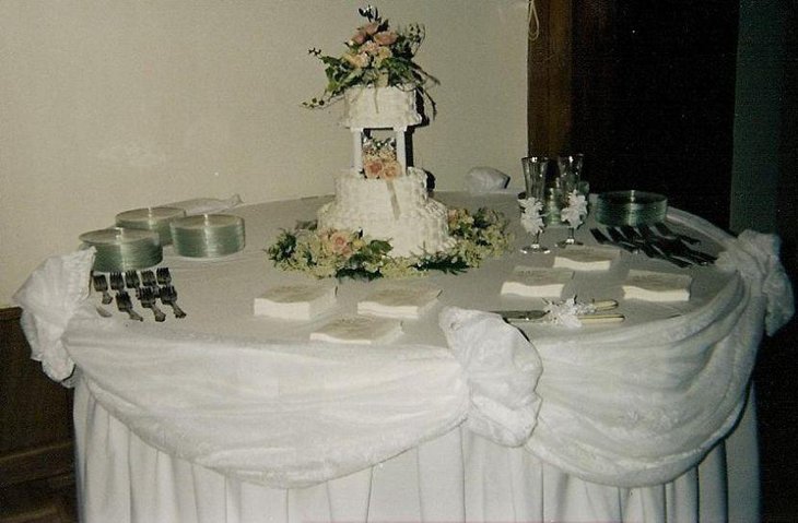 Wedding cake table decorations with beautiful flowers