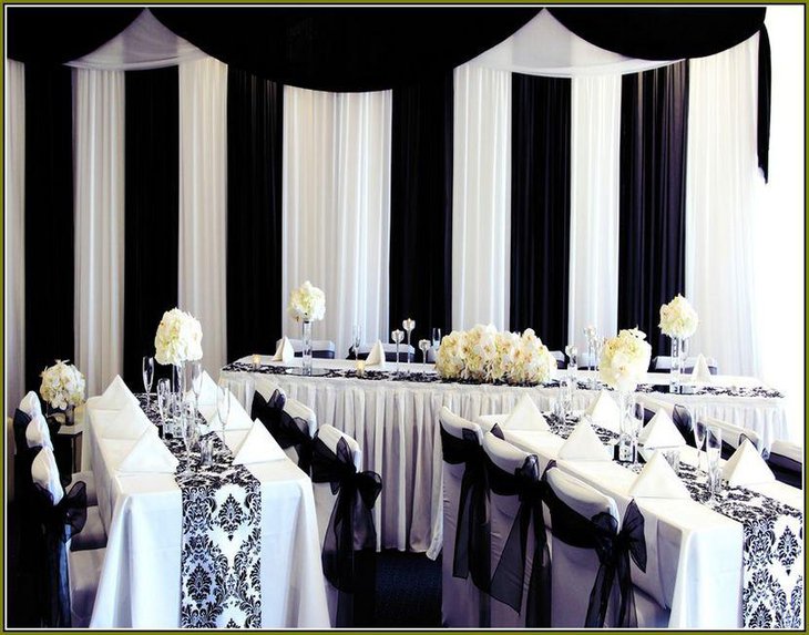 Wedding table decoration with black and white printed runner and bows