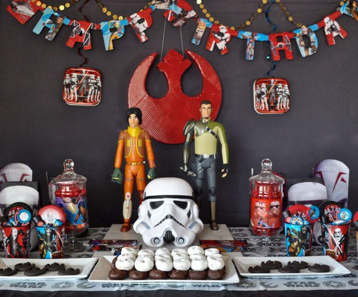 Wonderful party decorations for Star Wars birthday party