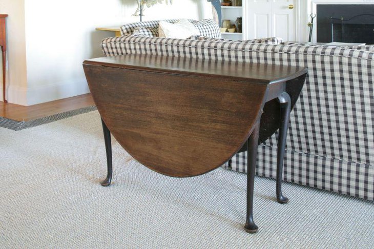 A drop leaf dining table in round shape