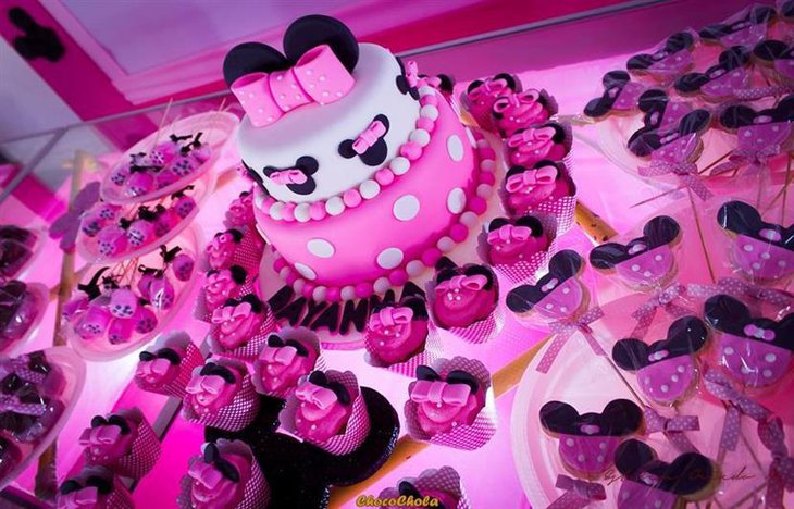 A grand minnie mouse cake with matching cupcakes