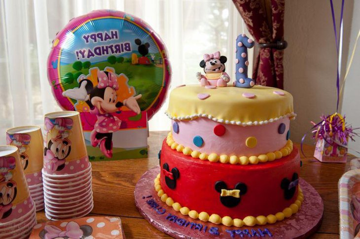 A super cute Minnie Mouse cake complete with Minnie Mouse decorations