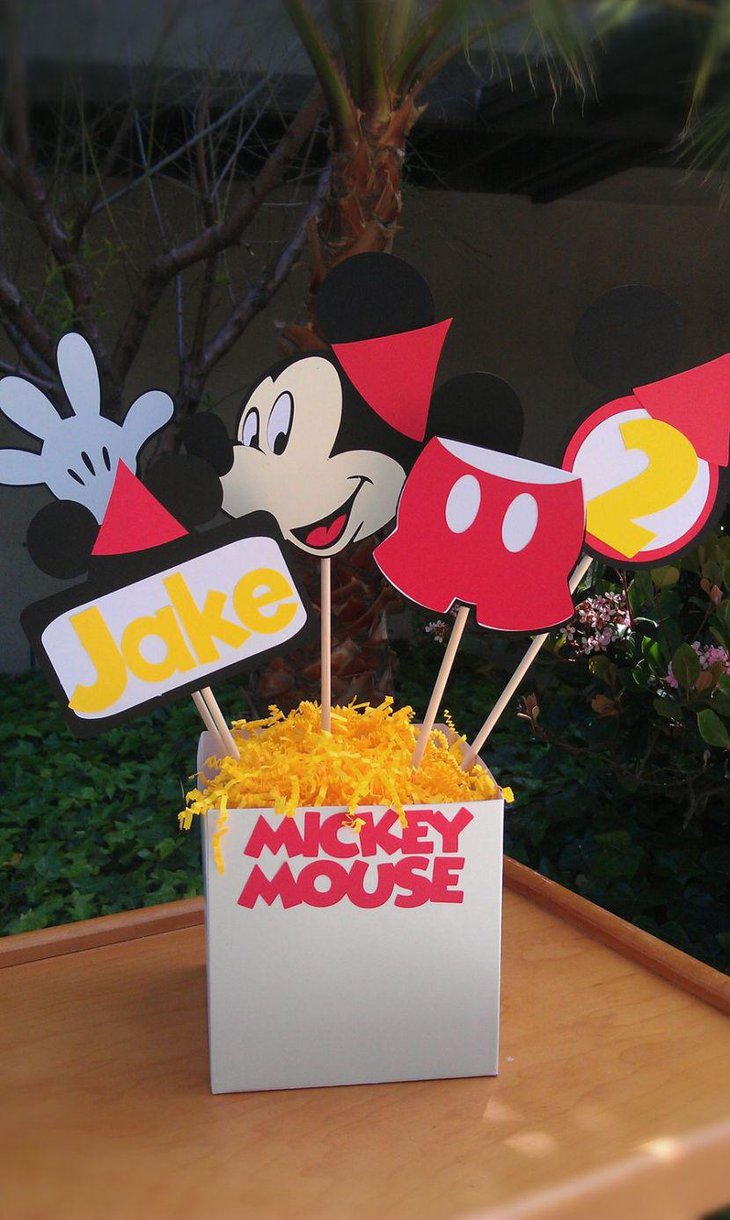 Adorable DIY Mickey Mouse birthday table centerpiece