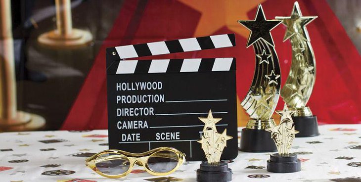 Amazing golden and red themed Hollywood party table