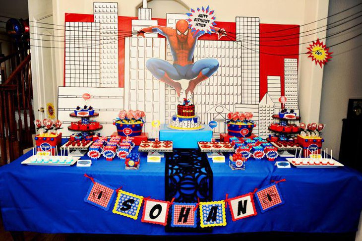 Amazing Spiderman table decor with Spiderman goodies