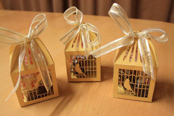 Amazing wedding table decor with golden birdcage favor