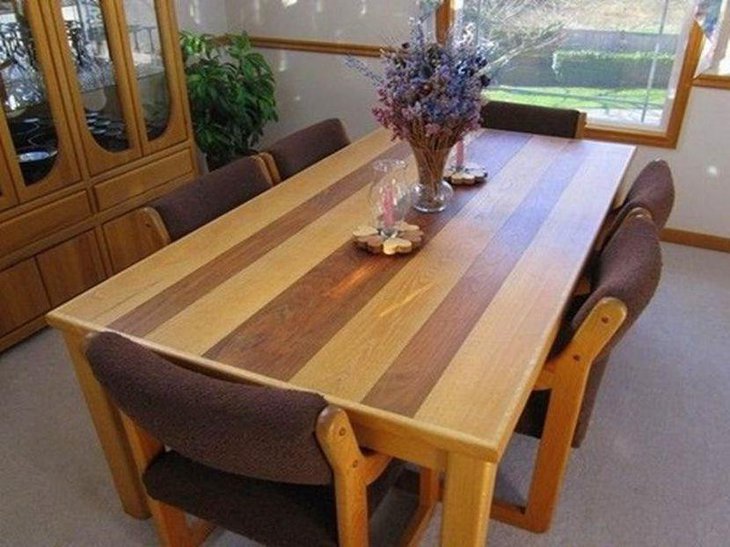 An easy to make DIY reclaimed wood dining table