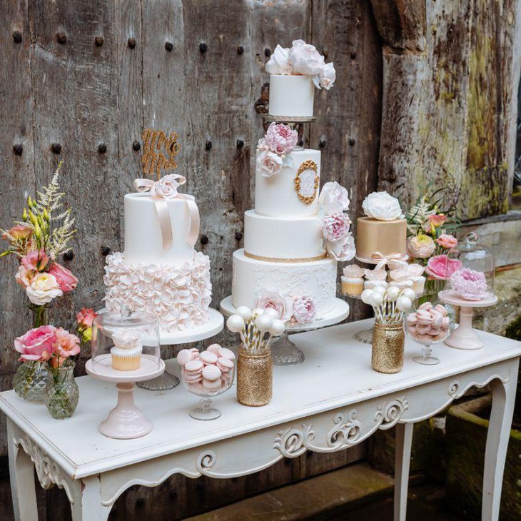 Awesome DIY wedding candy table decor with golden glitter pressed vases