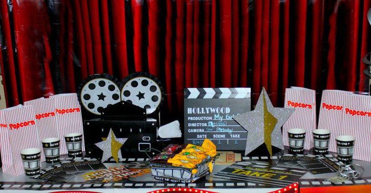 Awesome Hollywood themed party table decor