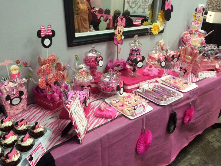 Awesome looking Minnie Mouse candy table with DIY accents