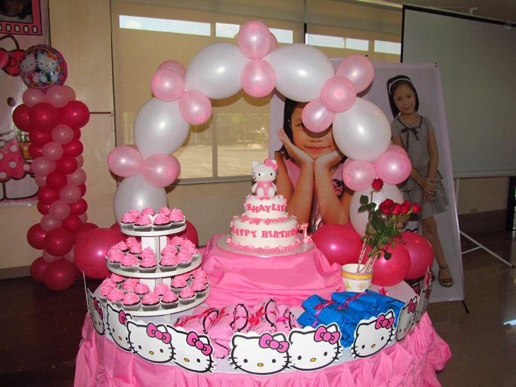 Awesome table decorations with balloons and paper cut outs for Hello Kitty Birthday Party