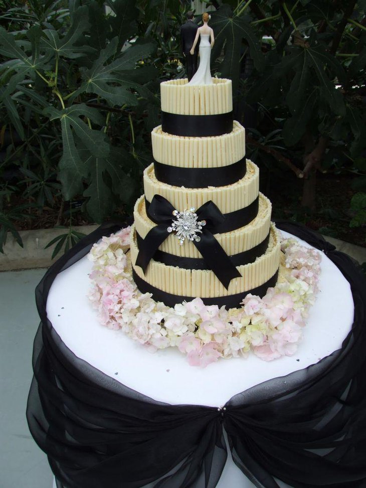 Black ribbon decoration on wedding cake