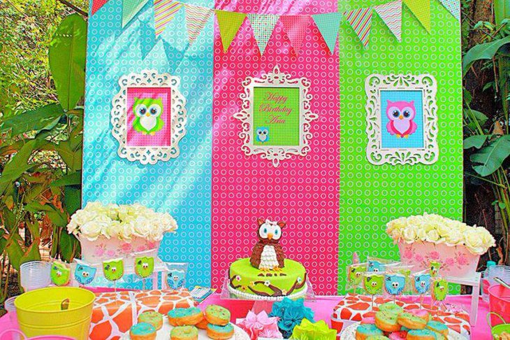 Colourful owl birthday table decor