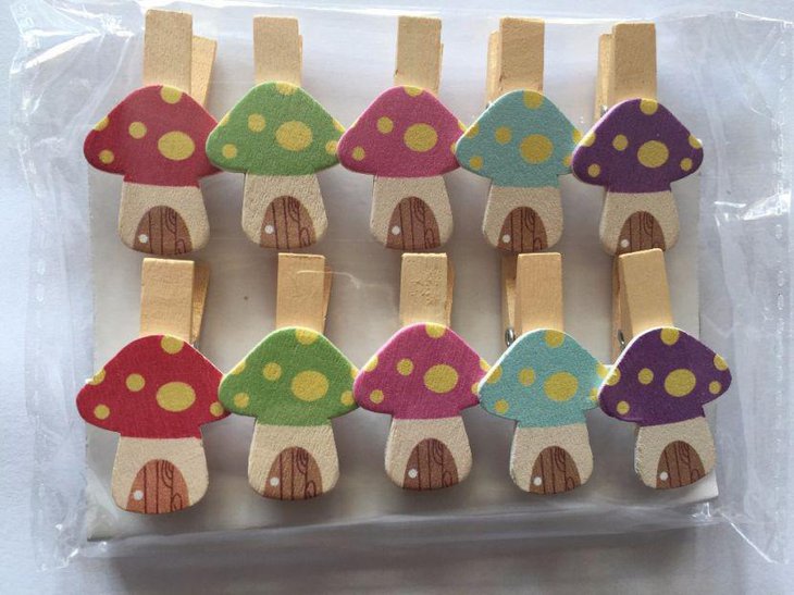 Colourful spring wooden clips as birthday favors