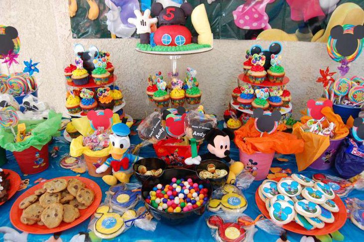 Cool Mickey Mouse cookies and cupcakes decor on birthday sweets table