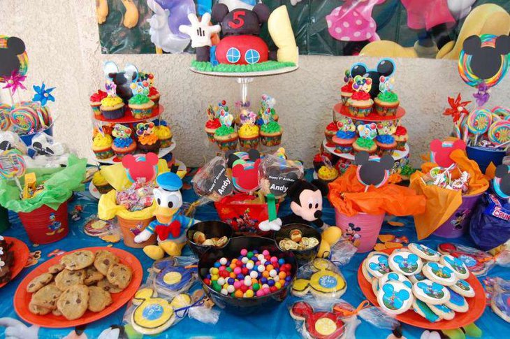 Cool Mickey Mouse cookies and cupcakes decor on birthday sweets table