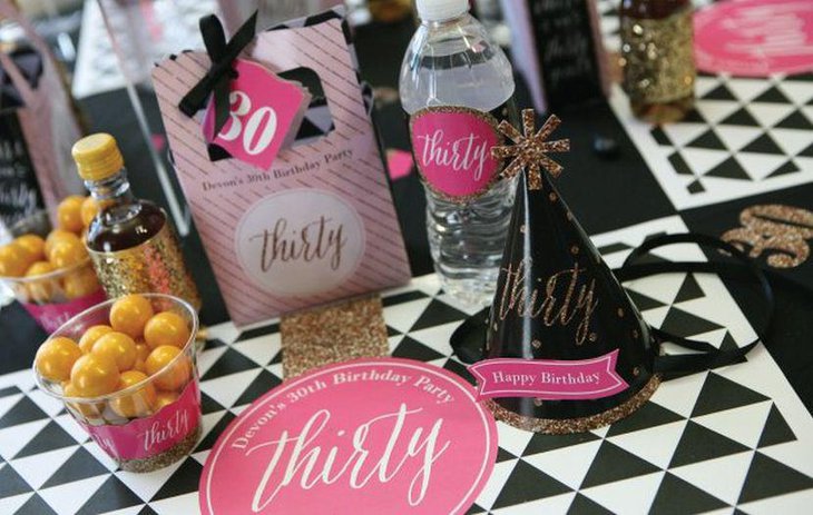 Cute 30th birthday table decor in pink and black