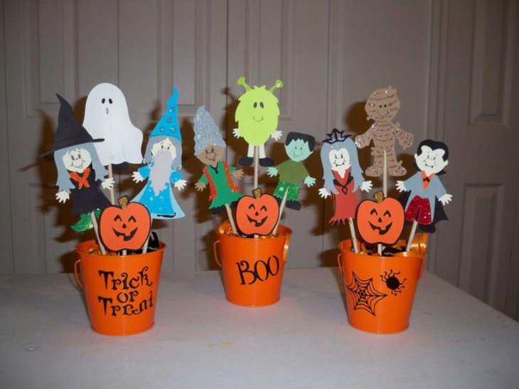 Cute DIY Halloween table decor with orange pots and spooky caricature centerpiece