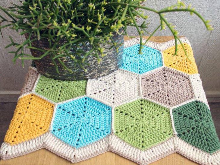 Cute DIY hexagon table runner