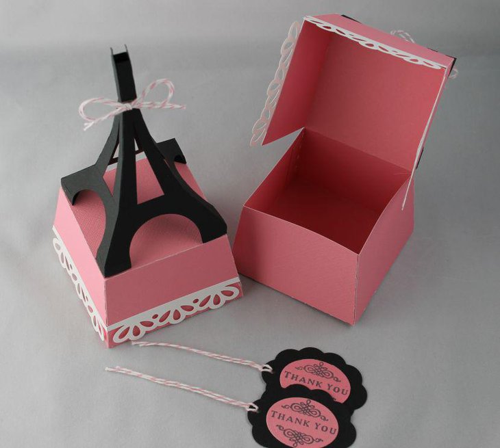 Cute Eiffel Tower favors in pink boxes