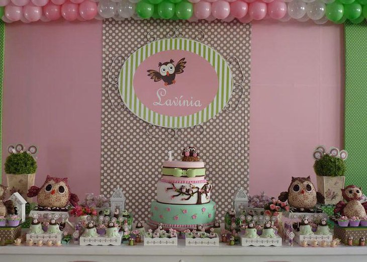 Cute owls on a girls birthday table