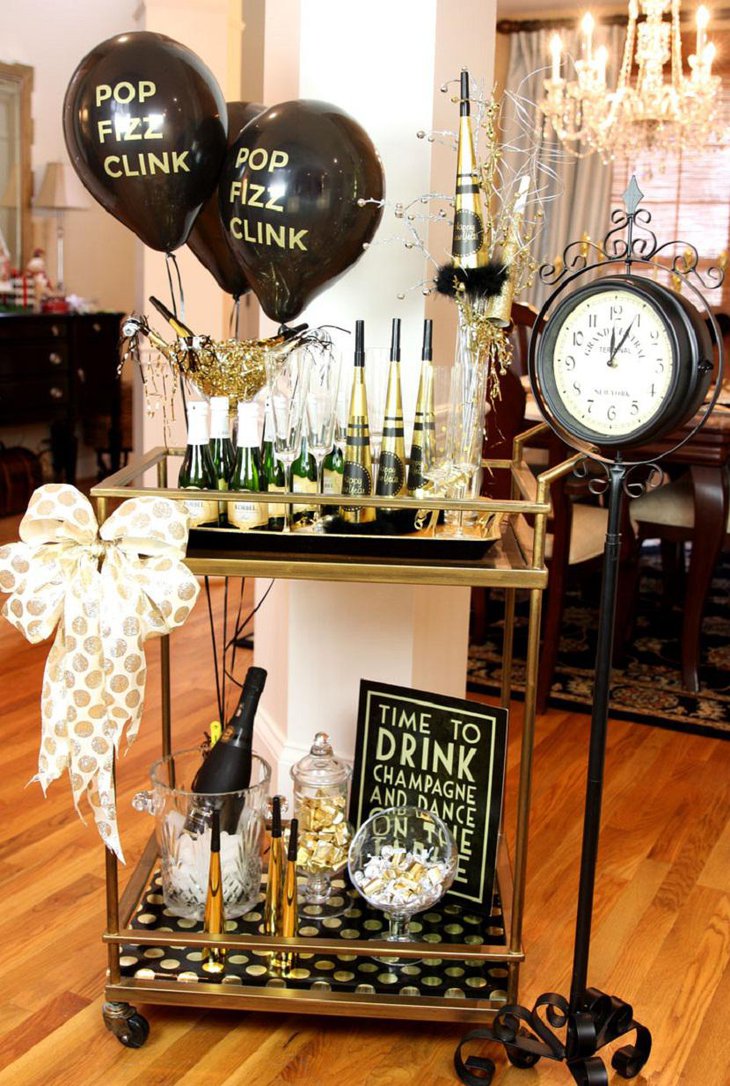 DIY New Year Table Decoration with Clocks Ballons and Hats