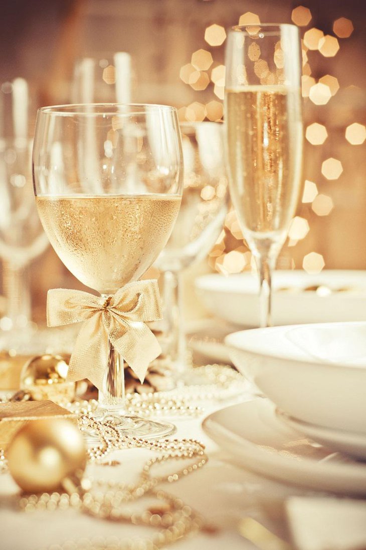 DIY New Year Table Decoration with Pearls and Champagne