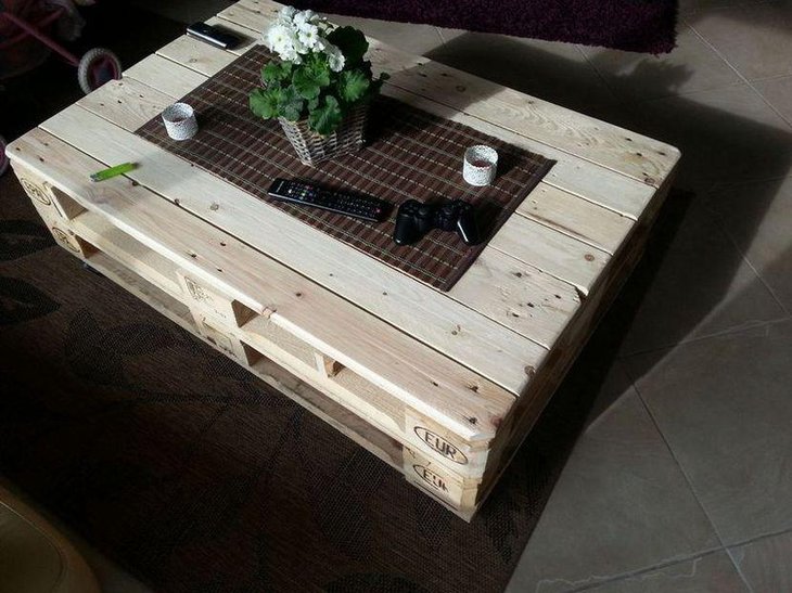 DIY pallet lift top coffee table