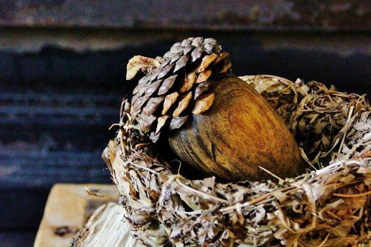 DIY Pinecone Acorn Table Centerpiece