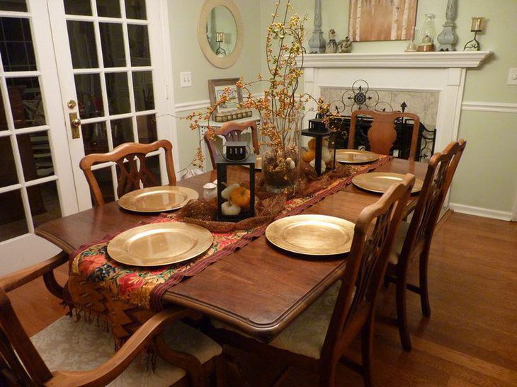 Dry floral centerpiece decor on dining table