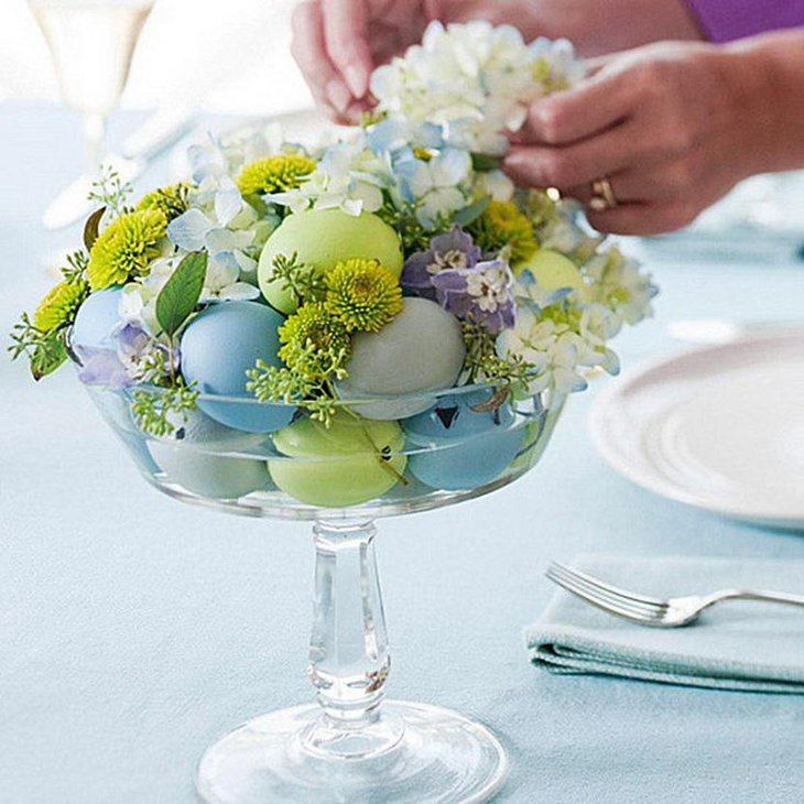 Easy DIY Eggs and Flowers Easter Centerpiece Ideas