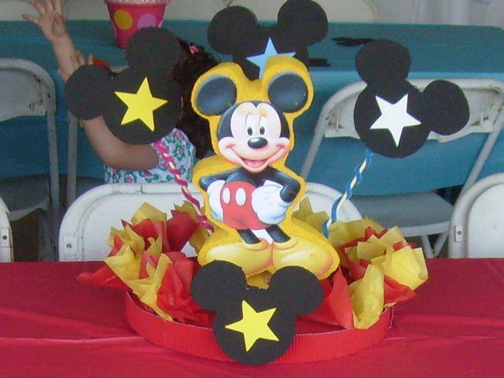 Easy DIY Mickey Mouse birthday table centerpiece