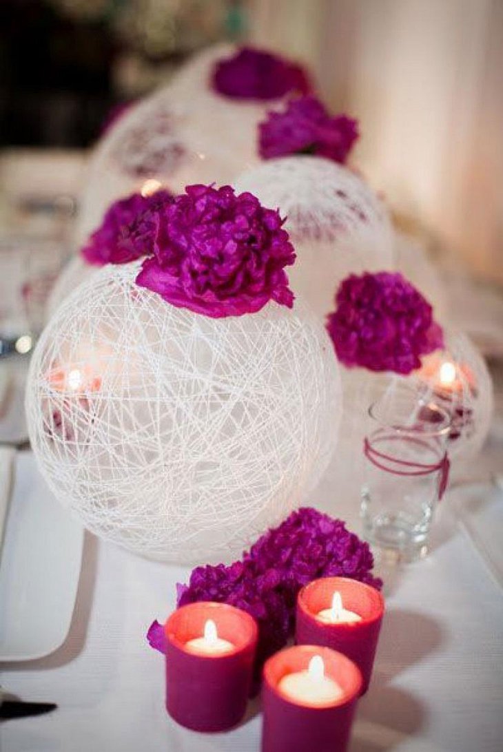 Элегантная белая и фиолетовая свадебная композиция из воздушных шаров со свечами 1