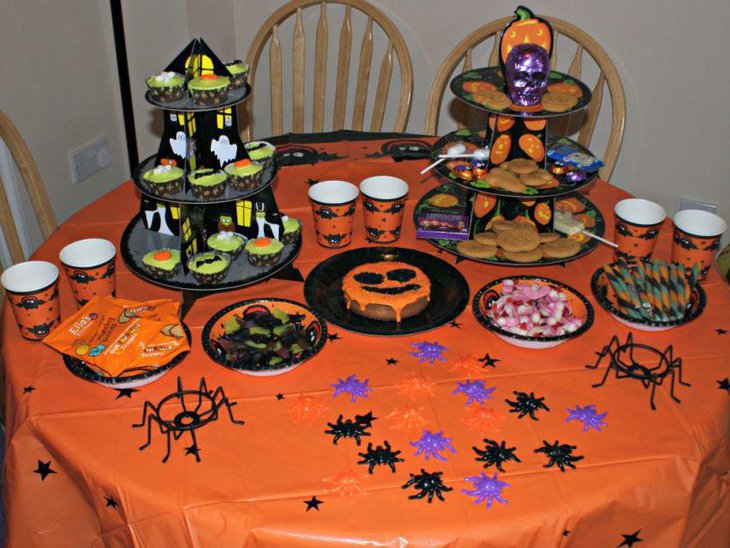Enchanting kids Halloween table decor with spider holders and stickers