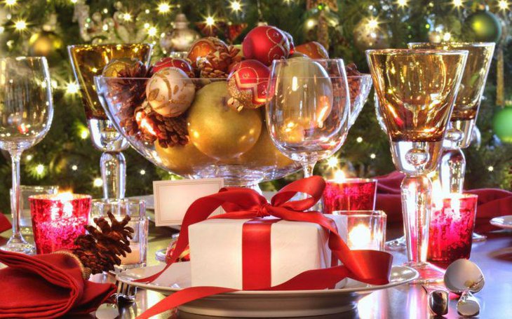 Eye Catching Christmas Gift Box Table Centerpiece With Crystal Glass Bowl