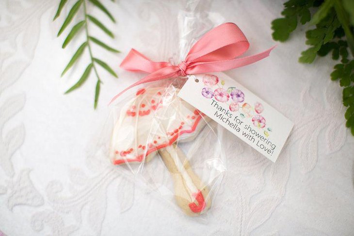 Frosted parasol cookie favors look tempting at this outdoor bridal shower