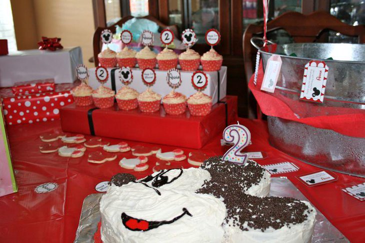 Fun birthday table decor with Mickey Mouse cake
