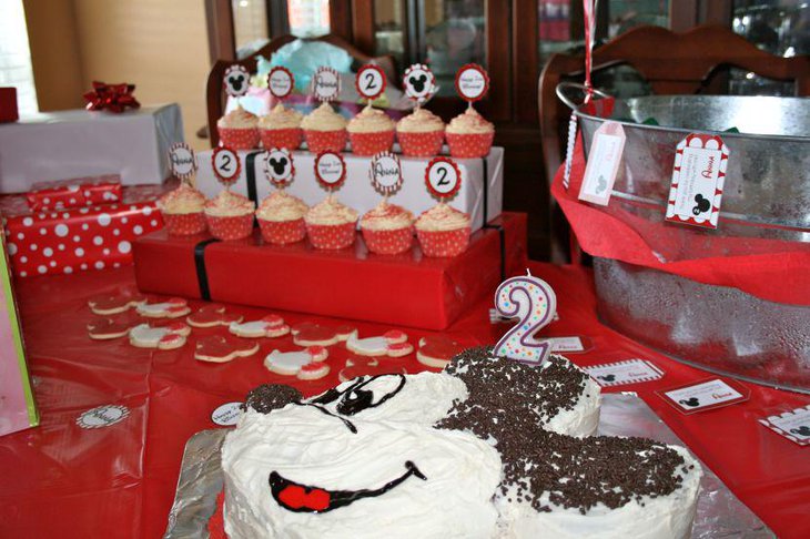 Fun birthday table decor with Mickey Mouse cake