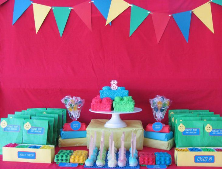 Fun DIY Lego inspired birthday table decor