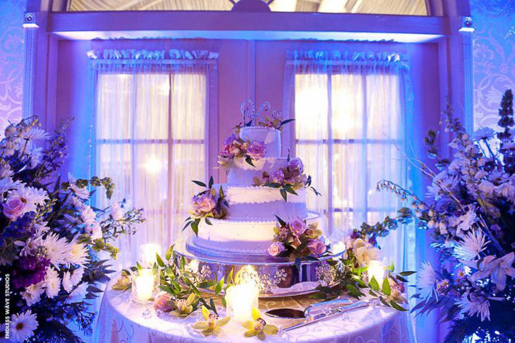 Glam cake table decor with gorgeous flowers