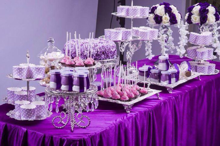 Glass crystal metal stand decoration on wedding cake table