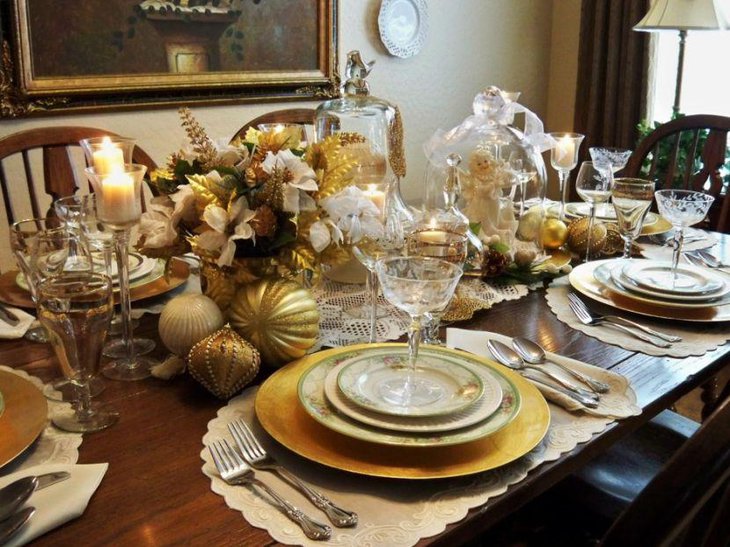 Golden themed Christmas table decorted with flowers and golden balls