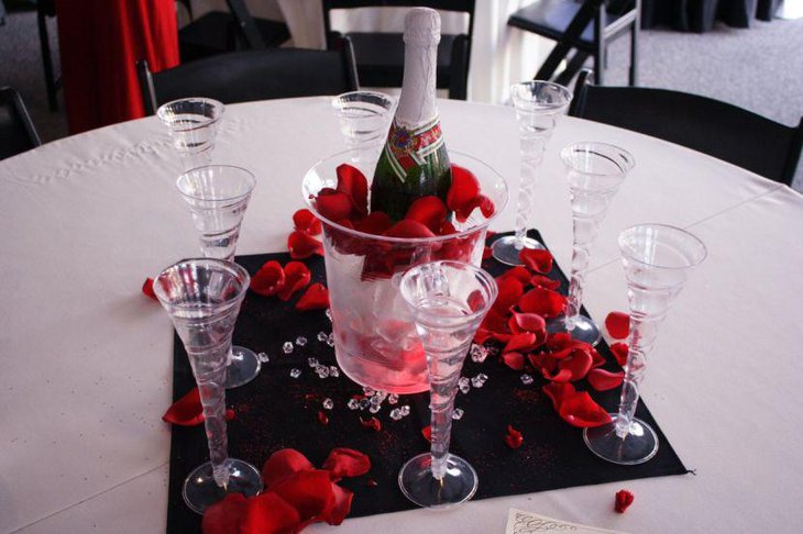 Gorgeous Black And White WeddingDining Table Design With Red Flowers Combined With Glass Vase And Black Mat