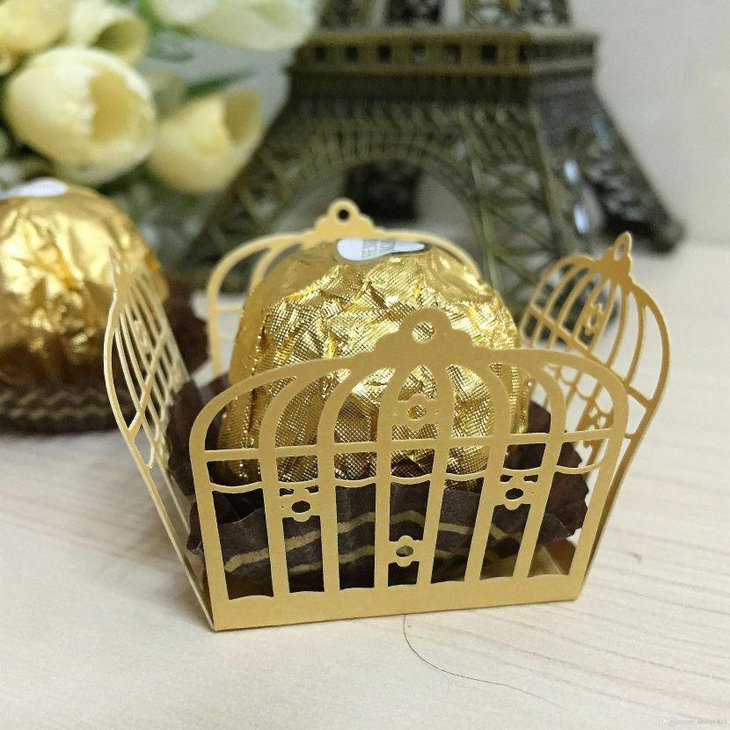Gorgeous wedding table decor with golden birdcage chocolate favor
