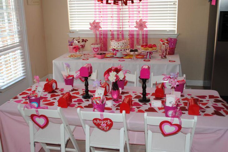 Hearts Valentine table runner