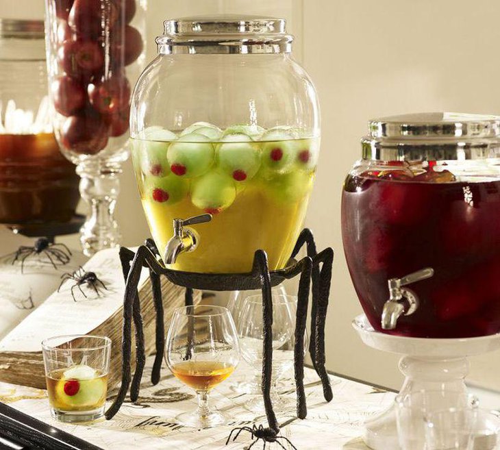 Interesting spider juice dispenser centerpiece for kids Halloween party table