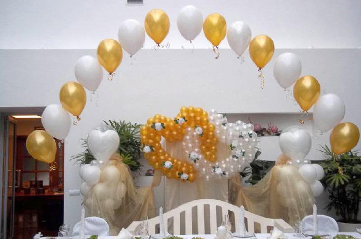 Свадебная композиция из разноцветных белых и золотых воздушных шаров
