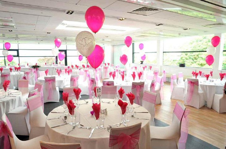 Многоцветная свадебная композиция из бело-розовых и серебристых воздушных шаров