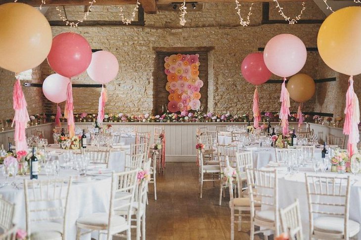 Многоцветный желтый и розовый ослепительный свадебный центр из воздушных шаров